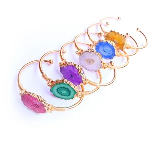 Brazaletes abiertos de alambre dorado hechos a mano con piedras de cristal druzy naturales