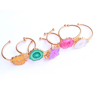 Set de cinco brazaletes ajustables bañados en oro con piedras de cristal druzy natural