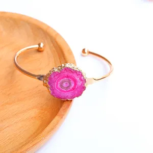 Brazalete bohemio chapado en oro con rodaja de cristal de ágata fucsia natural