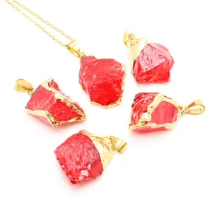 Pendenti in cristallo rosso di forma irregolare con bordi dorati e catene sottili