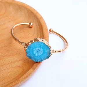 Brazalete dorado abierto con rodaja de ágata de cristal azul natural y textura druzy chapada