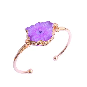 Brazalete ajustable de oro rosa con drusa de cristal púrpura en engaste de alambre