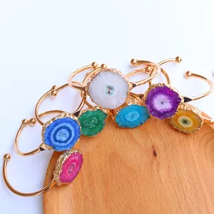 Set de brazaletes abiertos de rodajas de ágata de colores con bordes dorados bohemios