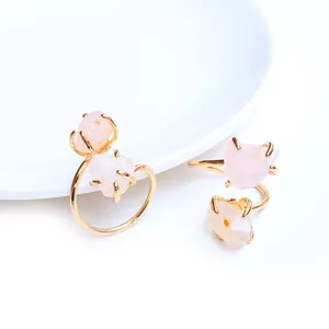 Verstellbarer vergoldeter Ring mit natürlichen rosa und weißen Rohkristallsteinen