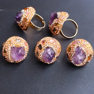 Fünfteiliges Set aus lila Amethyst-Rohsteinringen mit Kristallen auf goldfarbenen Bändern