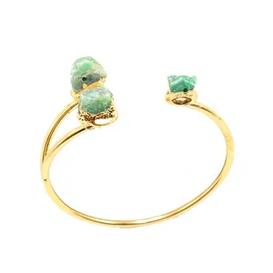 Verstelbare vergulde armband met drie groene natuursteen-accenten in boho-stijl design