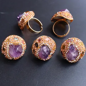 Detailansicht verstellbarer Goldringe mit lila Amethyst-Rohsteinen und Strasssteinen