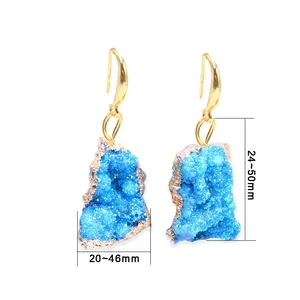 Gros plan de boucles d'oreilles en cristal arc-en-ciel naturel avec bords dorés et dimensions