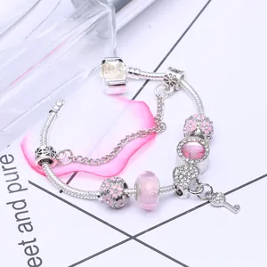 Rosa Herz- und Schlüsselanhänger-Armband mit silberner Schlangenkette und Glasperlen