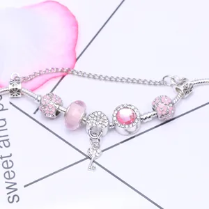 Rosa Herz- und Schlüsselanhänger-Armband mit Blumenperlen und Kristallen auf Karte