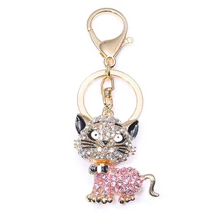 Porte-clés chat scintillant avec strass roses et blancs sur anneau doré chic