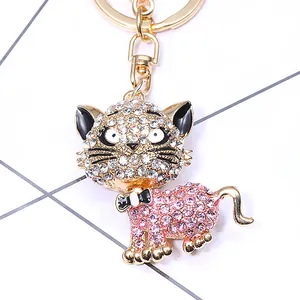 Vue détaillée du porte-clés chat avec strass roses et mousqueton doré brillant