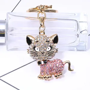 Détail du porte-clés chat avec strass roses et blancs et fermoir doré brillant