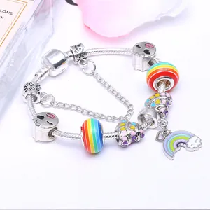 Pulsera de cadena de serpiente con dijes de arcoíris, corazones y detalles de esmalte