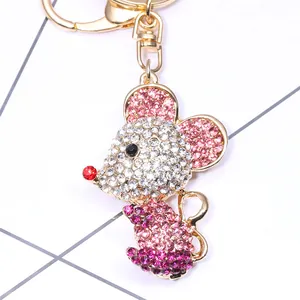 Détail du porte-clés souris doré serti de cristaux colorés et oreilles en strass roses