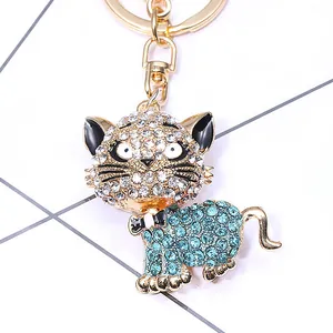 Détail d'un porte-clés chat scintillant avec cristaux bleus et fermoir mousqueton doré
