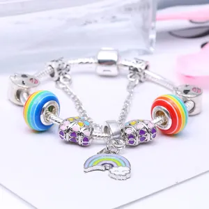 Pulsera de serpiente plateada con colgante de arcoíris y cuentas de corazón coloridas