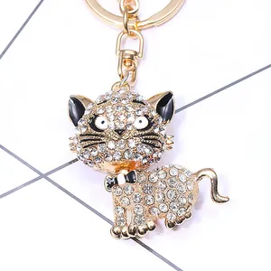 Gros plan détaillé d'un porte-clés chat doré orné de strass en cristal scintillants