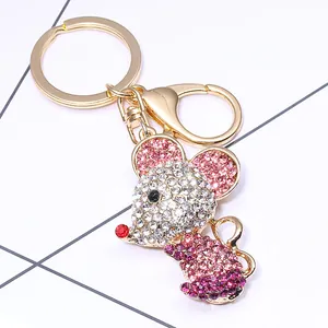 Macro d'un porte-clés souris avec strass colorés et mousqueton doré de haute qualité