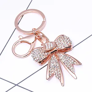 Porte-clés nœud or rose avec lettre D et cristaux pour sacs à main ou voitures
