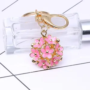 Porte-clés boule de fleurs dorées aux pétales roses pour décoration de sac à main