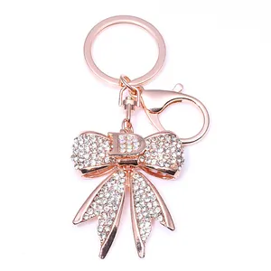 Porte-clés en or rose avec nœud en strass et lettre D pour sacs et voitures