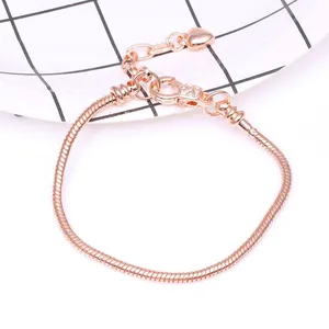 Bracelet chaîne serpent en or rose avec fermoir mousqueton réglable et pendentif cœur