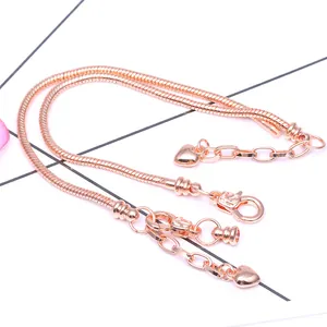 Bracelet chaîne serpent classique en or rose avec pendentif cœur et fermoir homard