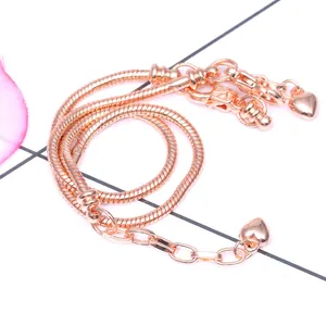 Bracelet maille serpent or rose avec fermoir mousqueton et breloques en cœur