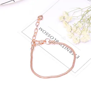 Bracelet élégant à chaîne serpent en or rose avec breloque cœur et fermoir réglable