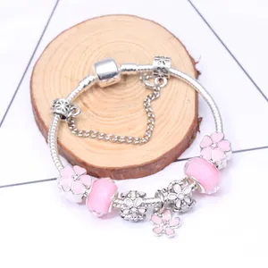 Rosa Charm-Armband mit Emaille-Kirschblüten und Glasperlen auf Schlangenkette