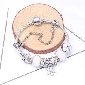 Silbernes Schlangenkettenarmband mit rosa Blumen und lila Zirkon Anhänger