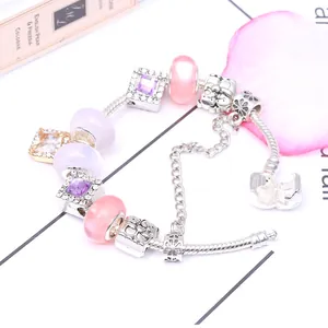 Bracelet à breloques argenté avec perles en verre rose et cristaux violets sur chaîne