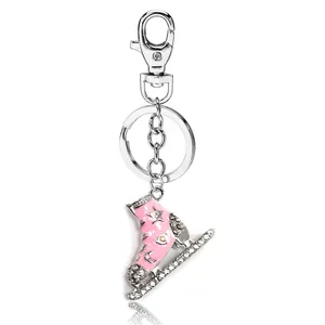 Détail d'un porte-clés patin à glace rose avec des strass étincelants et un fermoir mousqueton