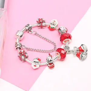 Bracelet à charms de Noël avec perles en verre rouges et pendentif Père Noël argenté
