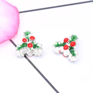 Kerstboom hulstblad en rode bessen bedeltjes voor DIY armbanden en sieraden maken