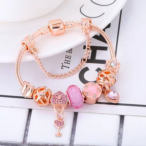 Roségoldenes Schlangenarmband mit rosa Kristallperlen und Herz-Schlüssel Anhängern