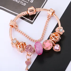 Rosa Kristallperlenarmband mit roségoldenen Herzanhängern und Schlüssel an Schlangenkette