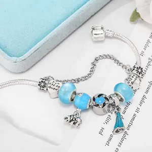 Bracelet à breloques bleues avec chaîne serpent argentée et cœurs gravés sur boîte à bijoux