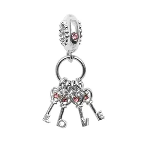 Vue détaillée de breloques cœur LOVE en argent avec strass roses pour bracelet DIY