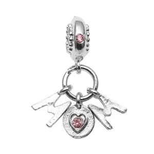 Vue macro du pendentif MOM en argent avec zircon rose pour bracelets DIY