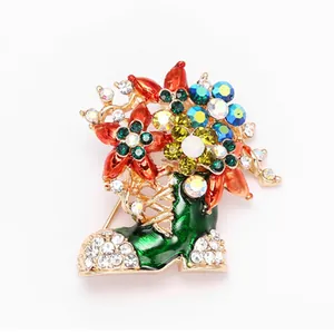 Broche botte de Noël scintillante avec motif floral et strass en finition émail vert