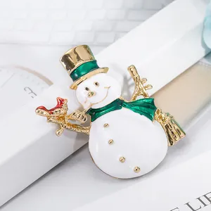 Broche bonhomme de neige de Noël avec émail coloré sur fond blanc épuré