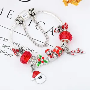 DIY Weihnachtsarmband mit Weihnachtsmann und Zuckerstange an silberner Schlangenkette