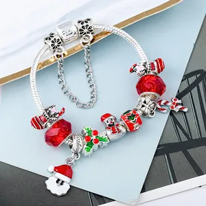DIY-Weihnachtsarmband mit Weihnachtsmann-Anhängern und festlichen Emaille-Perlen