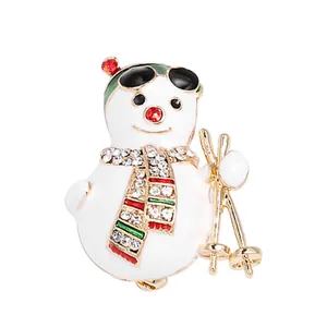 Vue détaillée d'une broche bonhomme de neige en émail avec des strass brillants