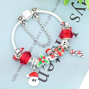 Handgefertigtes Weihnachts-Charm-Armband mit Weihnachtsmann und roten Kristallperlen