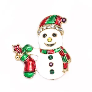 Vue détaillée de la broche bonhomme de neige en émail avec strass et base dorée