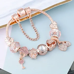Roségoldenes Armband mit Herz- und Schlüsselanhängern sowie funkelnden Kristallen