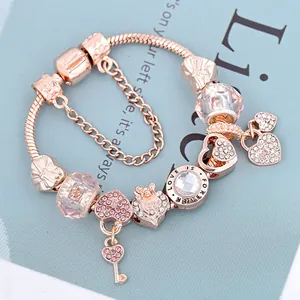Roségoldenes Charm-Armband mit rosa Zirkon-Herz, Schlüsselanhänger und Schlangengliederkette